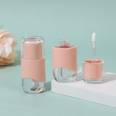 El tubo de esmalte de labios ovalado de 2.3ml de color se puede personalizar con el cepillo