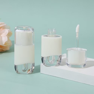 El tubo de esmalte de labios ovalado de 2.3ml de color se puede personalizar con el cepillo