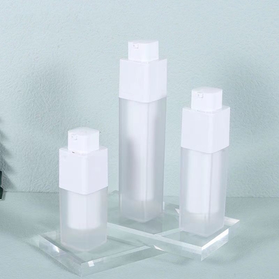 Fabrica botella sin aire de 30 ml con capacidad de color personalizada para el cuidado de la piel