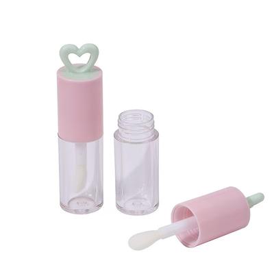 Color personalizado 7ml Tubo de esmalte labial plástico de corazón hueco para embalaje portátil de brillo labial