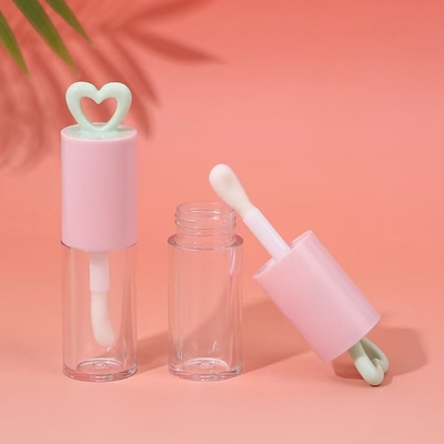 Color personalizado 7ml Tubo de esmalte labial plástico de corazón hueco para embalaje portátil de brillo labial