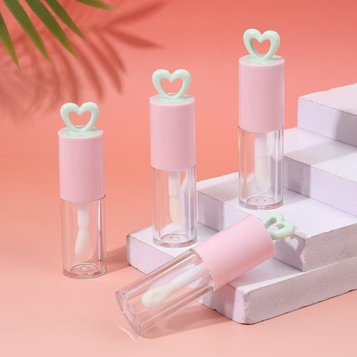 Color personalizado 7ml Tubo de esmalte labial plástico de corazón hueco para embalaje portátil de brillo labial