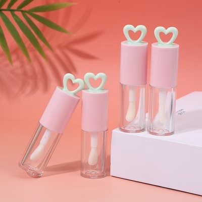 Color personalizado 7ml Tubo de esmalte labial plástico de corazón hueco para embalaje portátil de brillo labial
