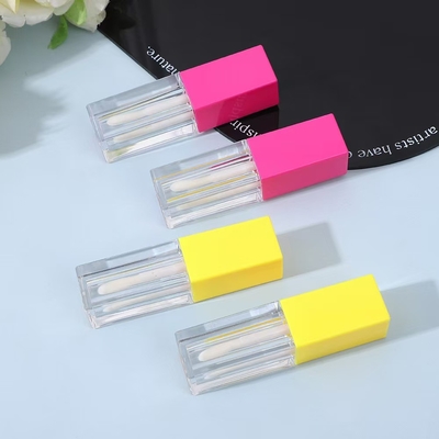 Tubo cuadrado de plástico para el esmalte labial con cepillo Tipo cosmético de brillo labial Color personalizado 4.9ml