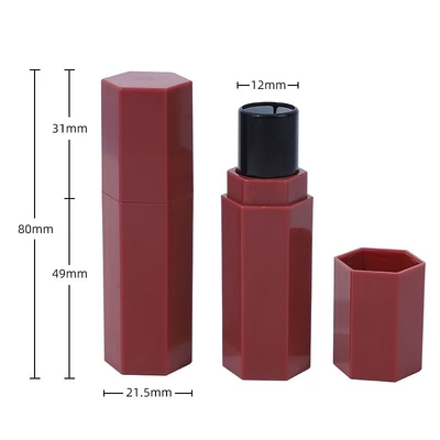 Tubo de lápiz labial de plástico hexagonal para el lápiz labial de color rojo y efecto brillante 5 ml Muestra proporcionada