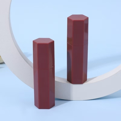 Tubo de lápiz labial de plástico hexagonal para el lápiz labial de color rojo y efecto brillante 5 ml Muestra proporcionada