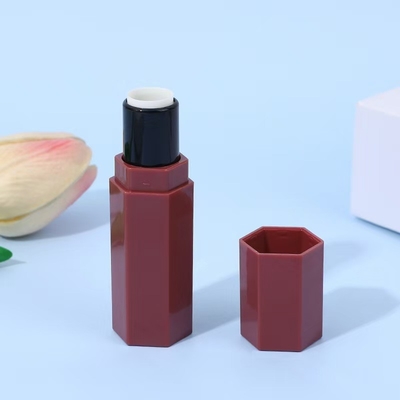 Tubo de lápiz labial de plástico hexagonal para el lápiz labial de color rojo y efecto brillante 5 ml Muestra proporcionada