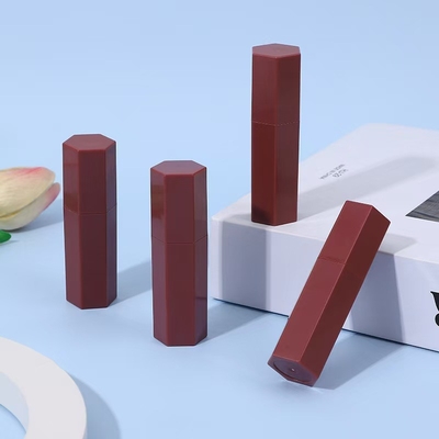 Tubo de lápiz labial de plástico hexagonal para el lápiz labial de color rojo y efecto brillante 5 ml Muestra proporcionada