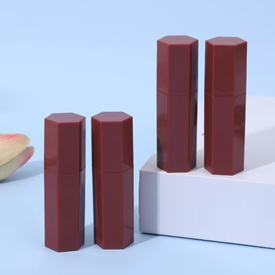 Tubo de lápiz labial de plástico hexagonal para el lápiz labial de color rojo y efecto brillante 5 ml Muestra proporcionada