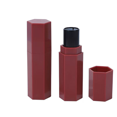 Tubo de lápiz labial de plástico hexagonal para el lápiz labial de color rojo y efecto brillante 5 ml Muestra proporcionada