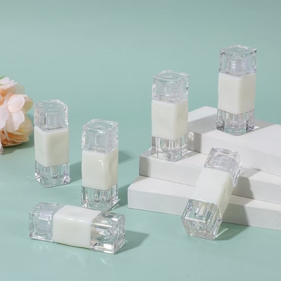 Plastic Lip Gloss Stick Empty Tube Container with Customized Logo and 2.6ML Capacity (Contenedor de tubo vacío con logotipo personalizado y capacidad de 2.6ml)