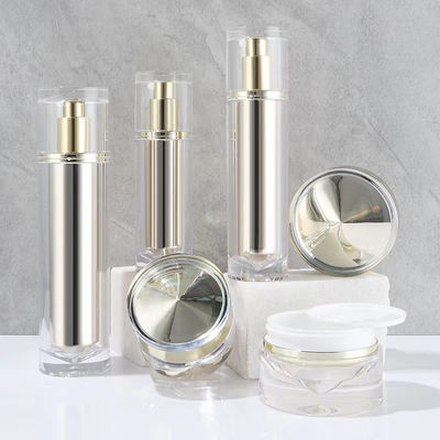 Rociador mini de acrílico dorado claro con elegante dispensador de bomba y longitud de tubo personalizable para empaques de cuidado de la piel