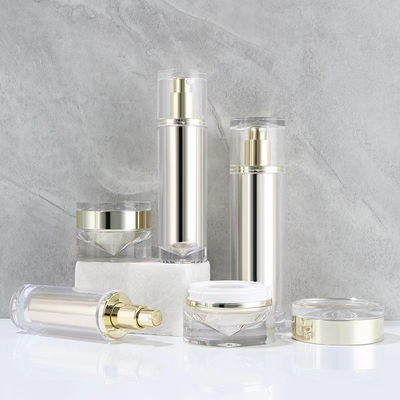 Rociador mini de acrílico dorado claro con elegante dispensador de bomba y longitud de tubo personalizable para empaques de cuidado de la piel