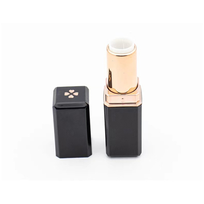 Cuadrado de cuatro hojas de trébol diseño 5g tubo de lápiz labial en color personalizado para productos de belleza