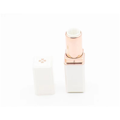 Cuadrado de cuatro hojas de trébol diseño 5g tubo de lápiz labial en color personalizado para productos de belleza