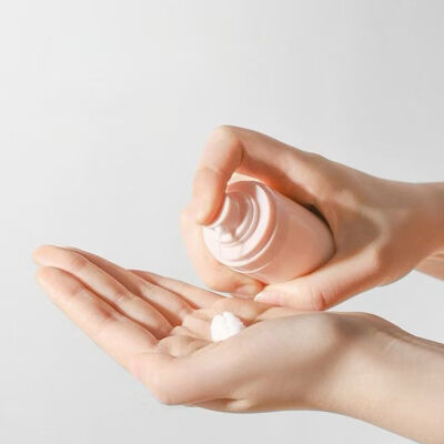 Venta al por mayor de botellas de plástico sin aire invertidas de 15 ml, 30 ml y 50 ml con pulverizador / bomba de crema