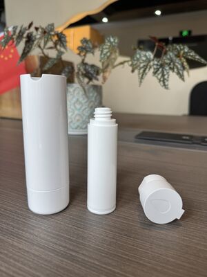 Botella de bomba sin aire de plástico de 30 ml 50 ml con bomba de loción de vacío en ABS + PP y color personalizado