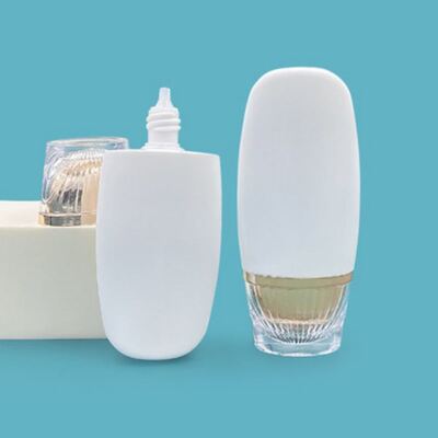 Botella de protector solar de oro de lujo de forma ovalada de 50 ml - Botella de plástico cosmético de alta gama para el cuidado de la piel