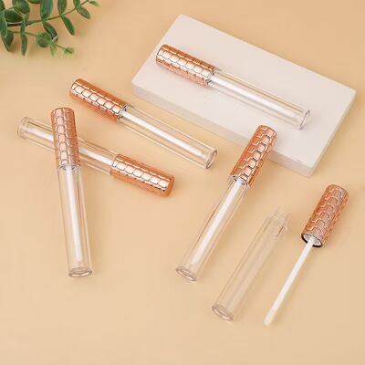 Tubo de brillo de labios de plástico de 4.5 ml al por mayor con tapa dorada y cepillo blanco para envase cosmético vacío