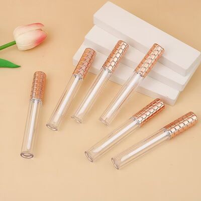 Tubo de brillo de labios de plástico de 4.5 ml al por mayor con tapa dorada y cepillo blanco para envase cosmético vacío