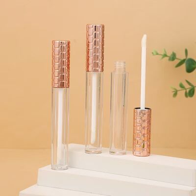 Tubo de brillo de labios de plástico de 4.5 ml al por mayor con tapa dorada y cepillo blanco para envase cosmético vacío