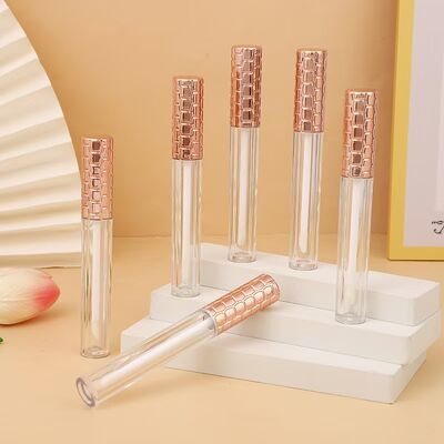 Tubo de brillo de labios de plástico de 4.5 ml al por mayor con tapa dorada y cepillo blanco para envase cosmético vacío
